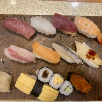 東鮨 新店 - 握り 10貫(汁物付)  ¥900-(税込)
                    ※プラス細巻きが3個