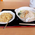 新中華 - 料理写真:ラーメンセット（豚骨ラーメン＋炒飯)