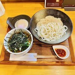 Mannaka Tsururu - 温玉肉つけうどん(熱麺)