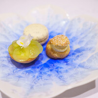 La Vallee d'Or - 小菓子：マカロン シャインマスカットのタルト コーヒーのシュークリーム