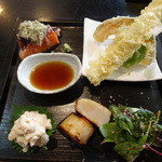 手打そば千花庵 - サービスランチの料理盛り合わせ