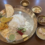 東インド ベンガル料理専門店インディアンスパイスファクトリー - カトリを外に出していただくのがベンガル流