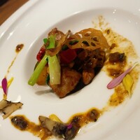 カントニーズ 燕 - これが説明はないと言われた炒め物　ごぼうとレンコンが驚きの薄さであげられてました