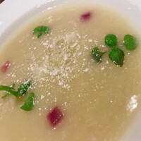 カントニーズ 燕 - カリフラワースープ、真珠パウダー入り(ツバメの巣入りってメニューを見てから後日気づいた)