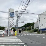 よしなや - 店の手前の、交差点　※結構、大きな交差点です