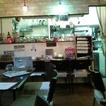 イーマサラ - アットホームな店内。