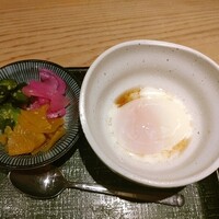 襷 - 付け合わせの温泉玉子＆漬物