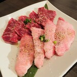 老舗精肉店直送 岡崎焼肉 飛騨牛の奴隷 - 