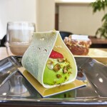 COMPARTIR VALOR - フェミニン（ピスタチオのケーキ）、レプティ　ドリンクはアイスカフェラテ　