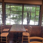 ア フェネステッラ - マイナスイオン溢れる内観