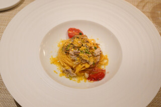 TATSUMI - 手打ちのタリオリーニと秋刀魚、イタリアンパセリとミニトマト、自家製のからすみをかけて