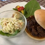 キャボットコーヴ ミュージアムテラス - プルドポークの上にサラダ菜を敷き、その上にコールスローを乗せて食べるのがサイコーです