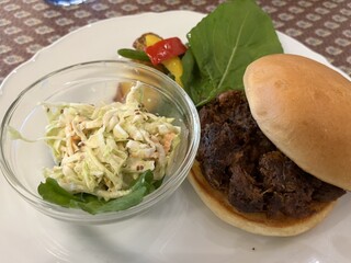 CABOT COVE MUSEUM TERRACE - 在撕裂豬肉上鋪上生菜，再放上涼拌卷心菜，這樣吃真是太棒了！