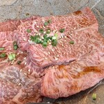 Yamagata Gyuu Suteki Ando Yakiniku Kakashi - 厚くジューシーで食べごたえもある上質なお肉