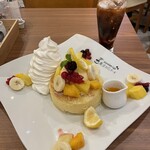 Hawaiian Cafe Mahou No Pankeki - シフォンケーキやカステラのように黄色いパンケーキ