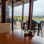 ドゥース ヌッカ - 店内から見えるテラス席と草千里の景色