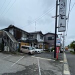 めん処釜文 - 店舗全景　駐車場より見る。
            「P」の矢印が道路の反対側を向いているのでそちらも駐車場はなんでしょうね。