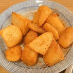 立呑み晩杯屋 - 新しくなったシン・ポテトフライはニューポテトフライよりスパイスが効いていて美味しい