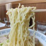 松食堂 - 曽我製麺の中太麺