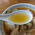松食堂 - 豚骨ベースのスープ