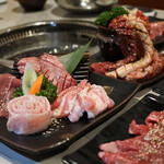 個室韓国焼肉 萬和苑 - 厚切りタン　
            特選みすじステーキ
            豚トロ　
            国産豚カルビ　