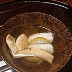 あさば - 松茸と鱧のお椀　だいたい味があまりしないけどちゃんと一つ一つの美味しさがあってまとまりもあった！