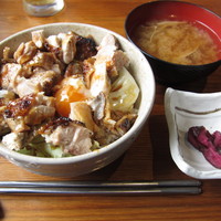 炭火焼イタリアン 海串 ブラーチェ - 炭火焼きの、焼き鳥丼定食（６３０円）