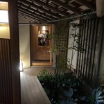 温石 - このまま進むとカウンターがあります