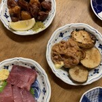酒場 山加商店 - ぼんじりと砂肝(左上)、山芋塩辛バター(右)、カツオの刺身(左下)