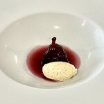 エリゼサンク - フランス産黒いちじくの赤ワイン煮　マダガスカル島のバニラビーンズのアイス