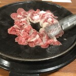 Modan Kanshokudou - 目の前でお肉を焼いてくれますよ。