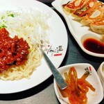 菜福楼 135餃子酒場 - ジャージャー麺、餃子