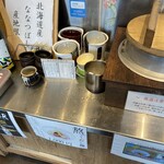 だし麺屋 ナミノアヤ - 店内の羽釜ご飯。(今週は、ななつぼし)