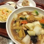 四川料理 川府 - 広東麺 半チャーハン。
            具沢山。半チャーハンは…