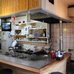 Hiroshima ya - この大きな鉄板で広島風お好み焼きが作られます♪