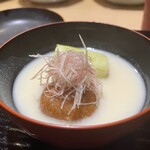 富小路 やま岸 - ◯京都産久世茄子素揚げ、和芥子入り蓮根餅の白味噌仕立ての椀物。水は本店地下40mより汲み上げ。水脈は錦市場と同じだそうです。