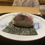 富小路 やま岸 - 〇鯖鮨を海苔ではさんで