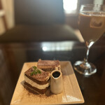 ツキコヤ - ティラミスは別添えのエスプレッソをたっぷりかけると絶妙な美味しさ♡