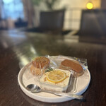 ROZI coffee - レモンクリームチーズケーキはさっぱりとした味わい
      薬菓とロータスが乗ったクッキーはしっとりした食感の懐かしいお味。