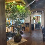 ROZI coffee - 階段を上るとそれぞれの席によってソファや椅子がありどの席に座るかも楽しみの一つ