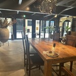 ROZI coffee - 広々とした店内はウッドとアイアンでシックな雰囲気