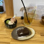かなめカフェ - アイス3種盛り、ガトーショコラ、アップルジュース