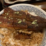 しげ吉 - うな丼定食上だったので、ご飯の中にも一切れ♪