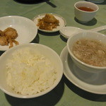 Chikuen - 週替わりのランチＣ（１０００円）につくご飯とホタテ煮付けとザーサイとスープ。ご飯はおひつが別に出てきました