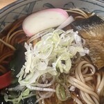 Buzou Soba Mankichirou - 刻みネギを入れるとグッと味が引き締まる。欲を言えば…柚子皮が乗っていたらベストだったな。