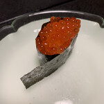 鮨よし - 旦那さんのお任せにぎりのイクラ貰った