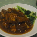 Chikuen - メーンの豚ばら煮込みと青菜。２人分でもちょうどいい量でした