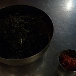 韓豚屋 - 限定メニューの海苔冷麺。暗いのではなくて、真っ黒なんです。