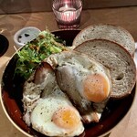 ソウルキッチン - 自家製ベーコンと目玉焼きのオープンサンド