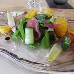 Ryoriya Takashima - 鴨胸肉のサラダ仕立て 鴨の脂でローストしてドレッシングでマリネした米茄子 オレンジ 兵庫県のベビーリーフ、オクラ、きゅうり、ミニトマト、コリンキー（かぼちゃ） 淡路島の赤玉ねぎ オレンジをアクセントにしたバルサミコ